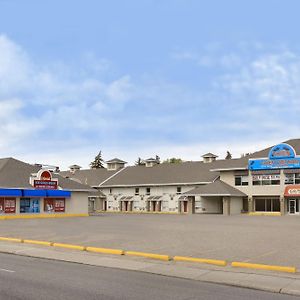 Colonial Square Inn & Suites